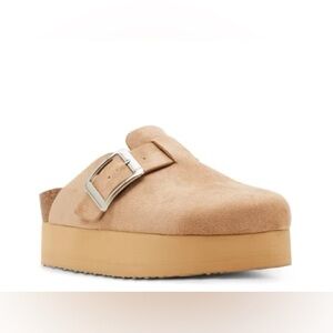 NWOT Madden girl Tan Suede Platform Clogs